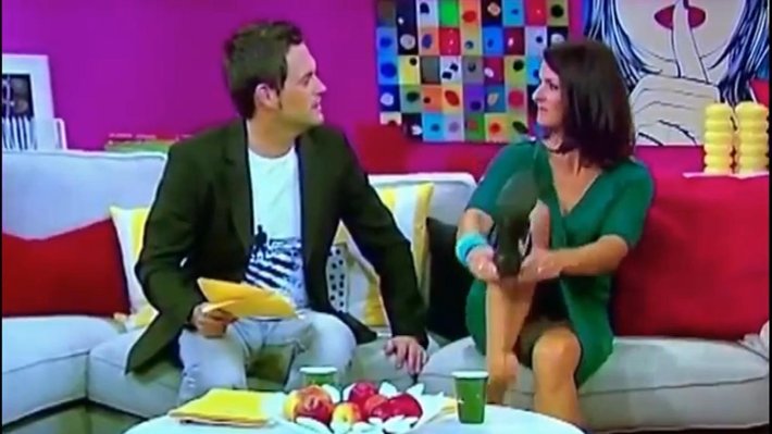 Ведущая без Нижнего белья