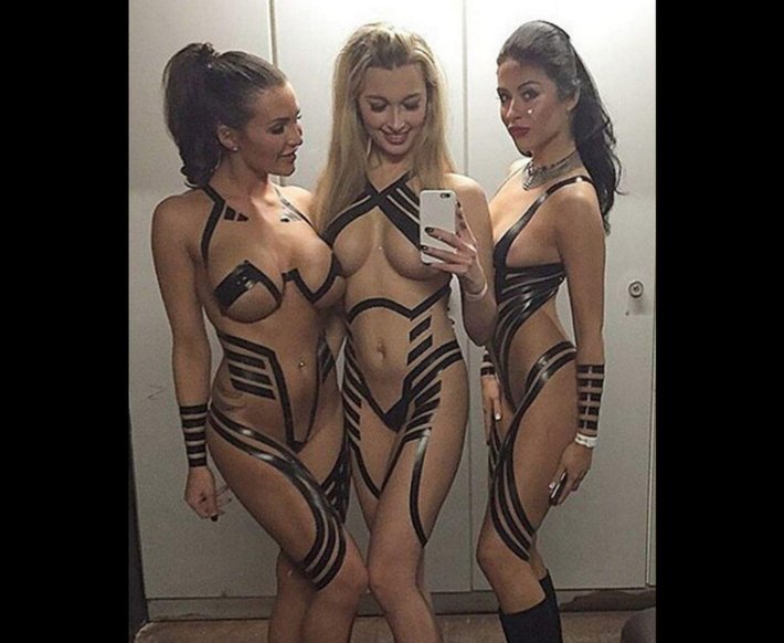 Девушки в изоленте вместо одежды