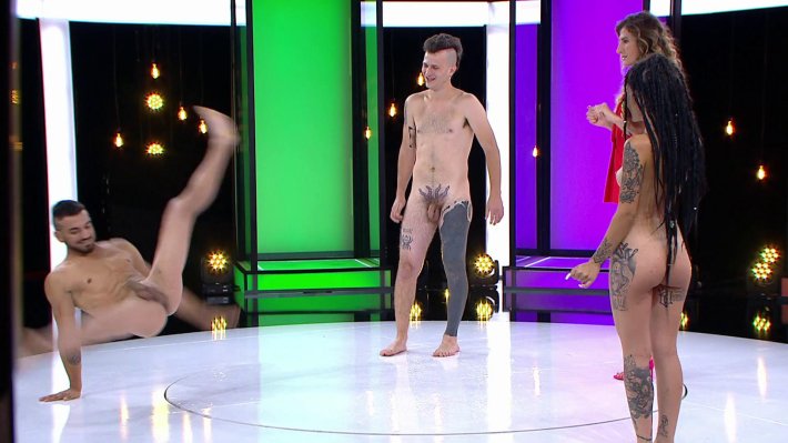 Ведущая шоу naked attraction Italia,