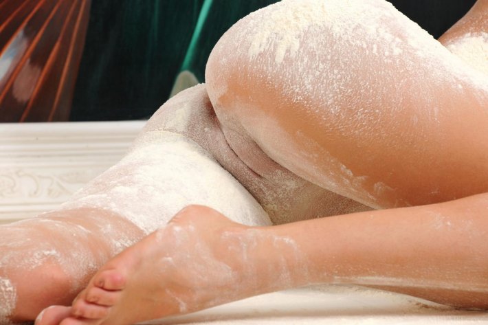 Красивая попка голая в муке