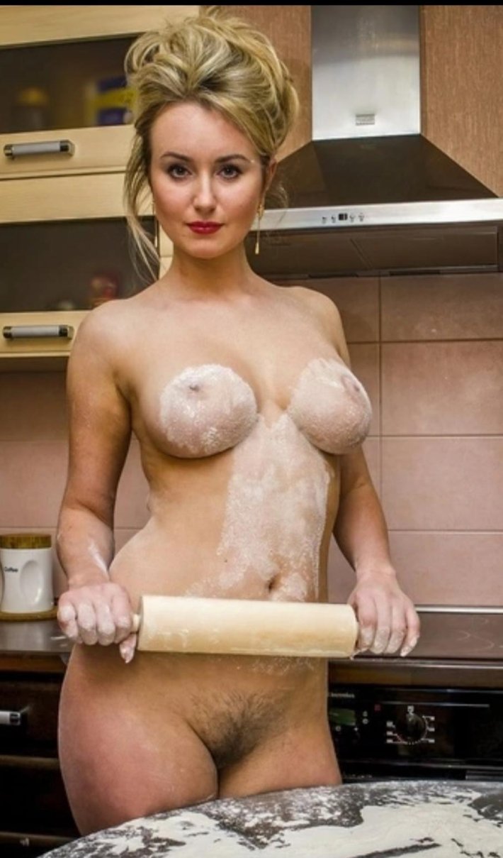 Голенькая девушка на кухне