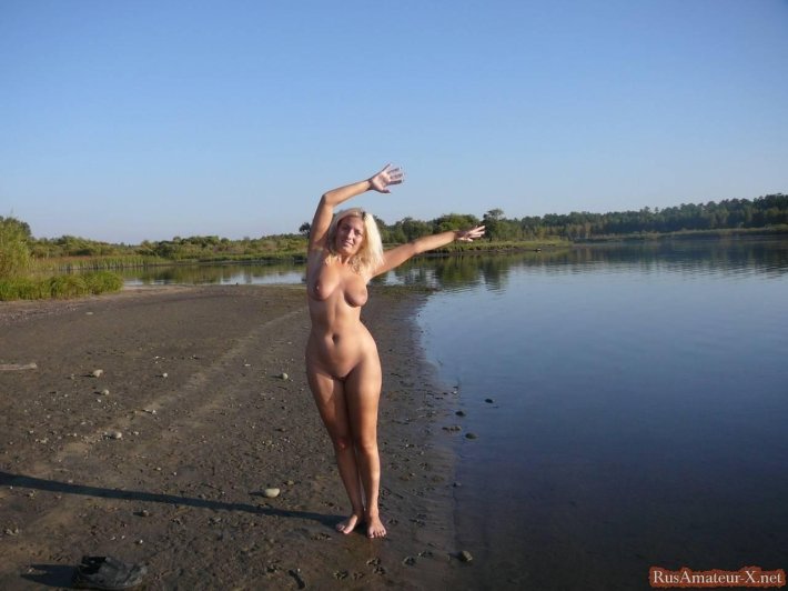 Голая женщина на берегу Волги
