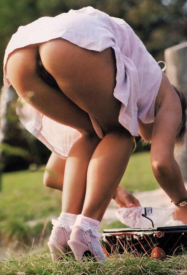 Девушки без трусов под юбкой