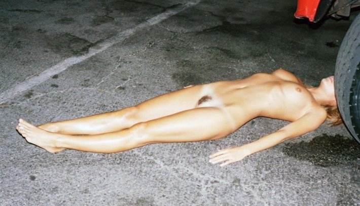 Mertvaya obnazhennaya devushka