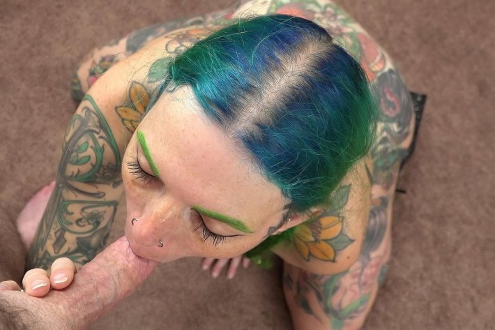 Порноактриса с зелеными волосами