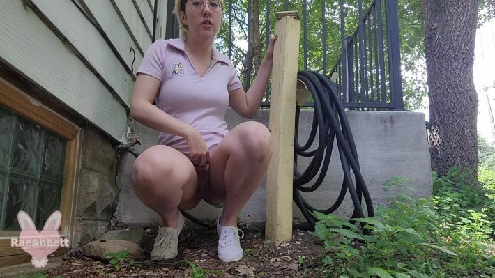 Девушки писают на природе